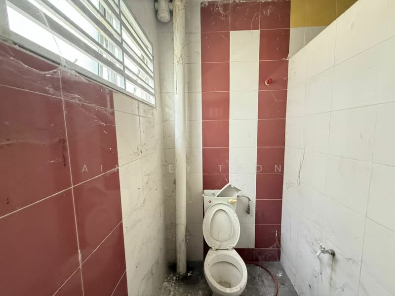 Semi-D Factory for Sale in Kawasan Perindustrian IGB (Ipoh) - Ainsley Thong - Bathroom - PropertyGuru.com.my