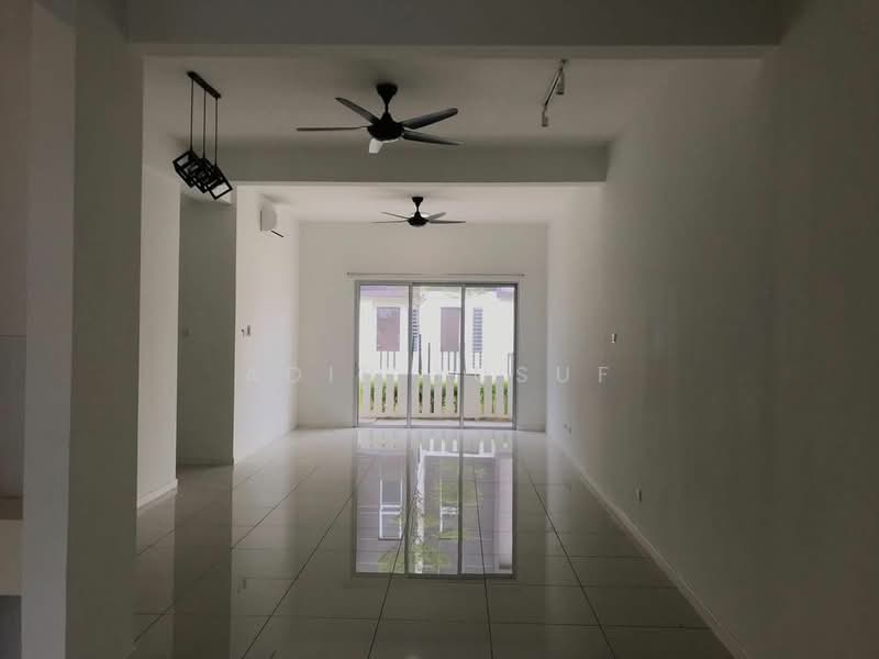 Rumah Teres untuk Disewa di Bandar Tropicana Aman (Telok Panglima Garang) - Adib Yusuf - Living Room - PropertyGuru.com.my