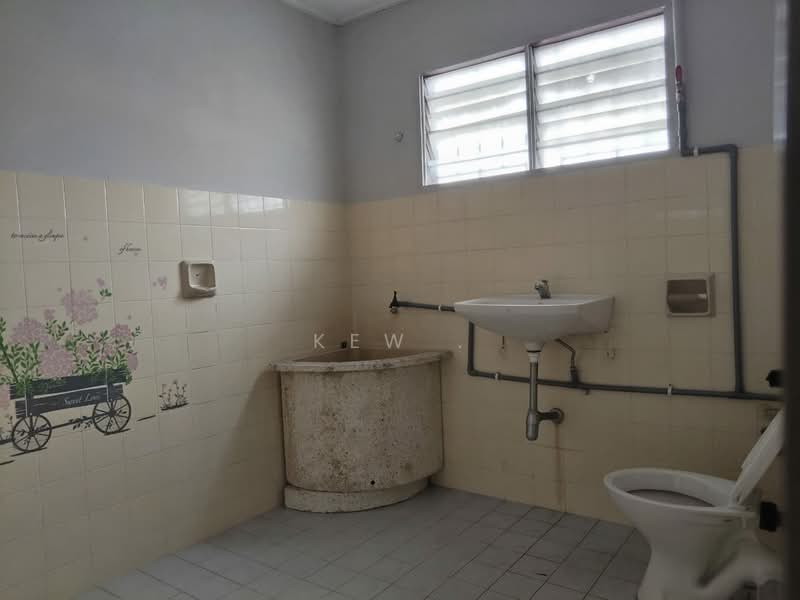 Rumah Teres 2 Tingkat untuk Dijual di Taman Koperasi Polis (Batu) - Kew . - Bathroom - PropertyGuru.com.my