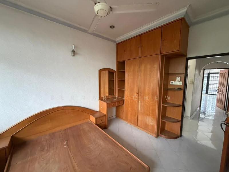 2-storey Terraced House for Sale in Pantai Jerejak (Bayan Lepas) - Bernard Chew - Bedroom - PropertyGuru.com.my