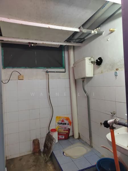 Pangsapuri untuk Dijual di Taman Setia Balakong - Wayne Lai - Bathroom - PropertyGuru.com.my