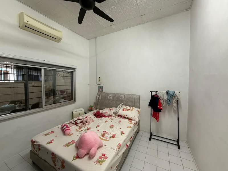 Rumah Teres 1 Tingkat untuk Dijual di Taman Flora (Batu Pahat) - NGO - Bedroom - PropertyGuru.com.my