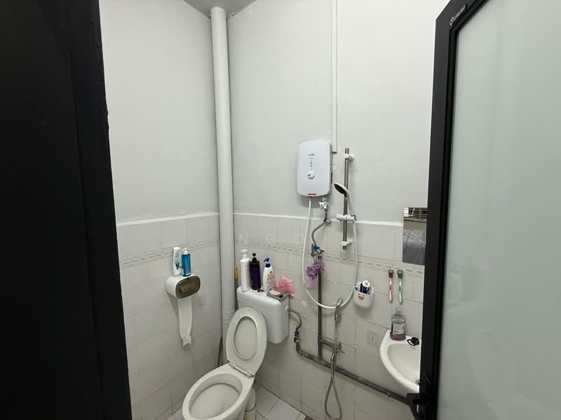 Rumah Teres 1 Tingkat untuk Dijual di Taman Flora (Batu Pahat) - NGO - Bathroom - PropertyGuru.com.my