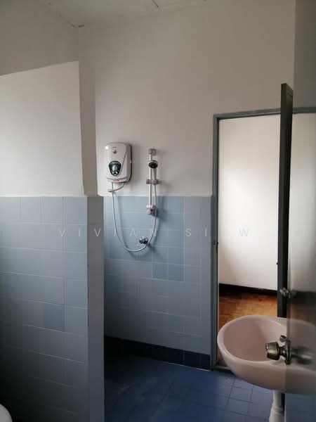 2-storey Terraced House for Rent in Taman Sea (Petaling Jaya) - Vivian Siew - Bathroom - PropertyGuru.com.my