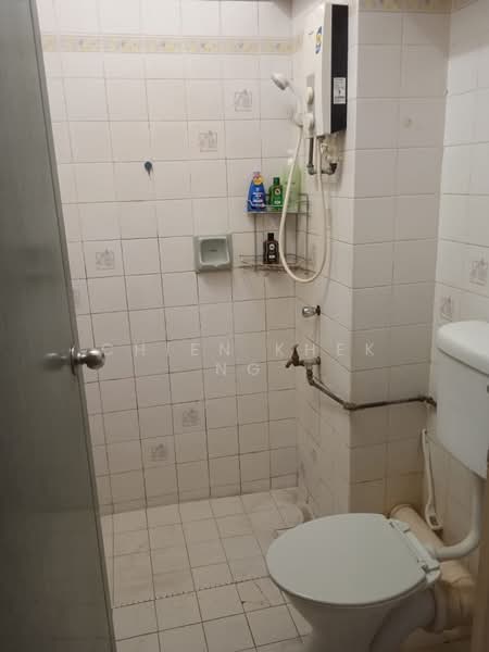 Pangsapuri untuk Dijual di Melati Apartments - Chien Khek Ng - Bathroom - PropertyGuru.com.my