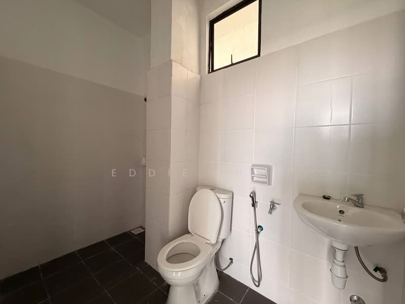 Apartment for Sale at Residensi Larkin Indah - Eddie Chan - Bathroom - PropertyGuru.com.my