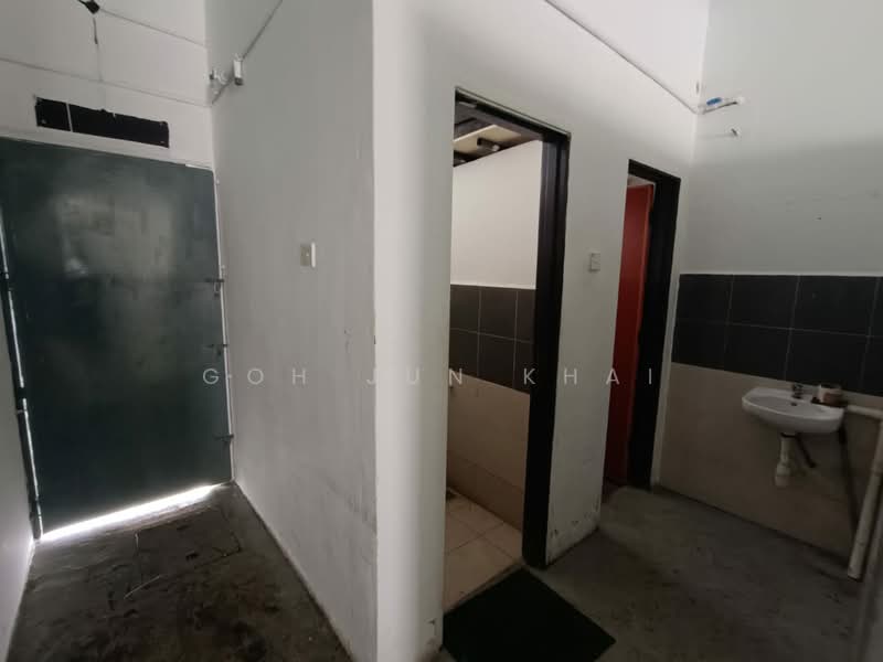 Shop for Rent in Taman Cheng Baru (Cheng) - Goh Jun Khai - Corridor - PropertyGuru.com.my
