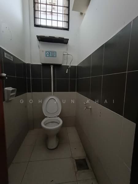 Shop for Rent in Taman Cheng Baru (Cheng) - Goh Jun Khai - Bathroom - PropertyGuru.com.my