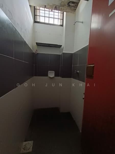 Shop for Rent in Taman Cheng Baru (Cheng) - Goh Jun Khai - Bathroom - PropertyGuru.com.my