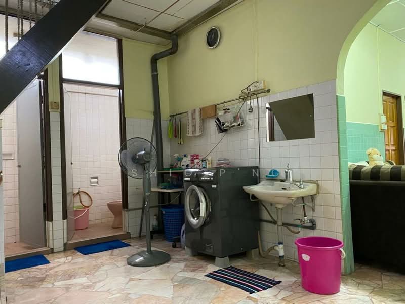 1.5-storey Terraced House for Sale in Batu Lancang (Jelutong) - Kshio P'ng - Bathroom - PropertyGuru.com.my
