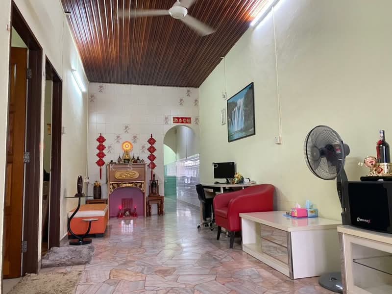 1.5-storey Terraced House for Sale in Batu Lancang (Jelutong) - Kshio P'ng - Living Room - PropertyGuru.com.my