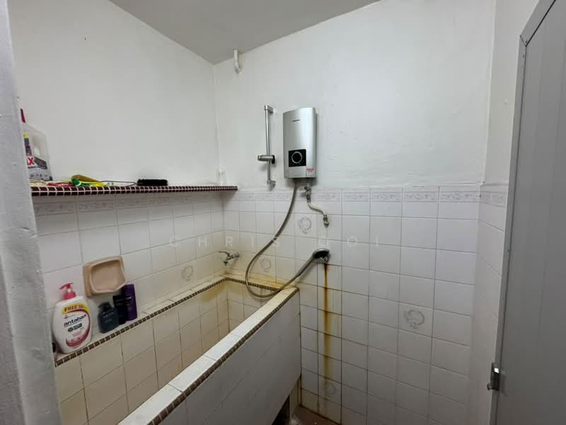1-storey Terraced House for Sale in Taman Gelugor (Jelutong) - Chris Ooi - Bathroom - PropertyGuru.com.my