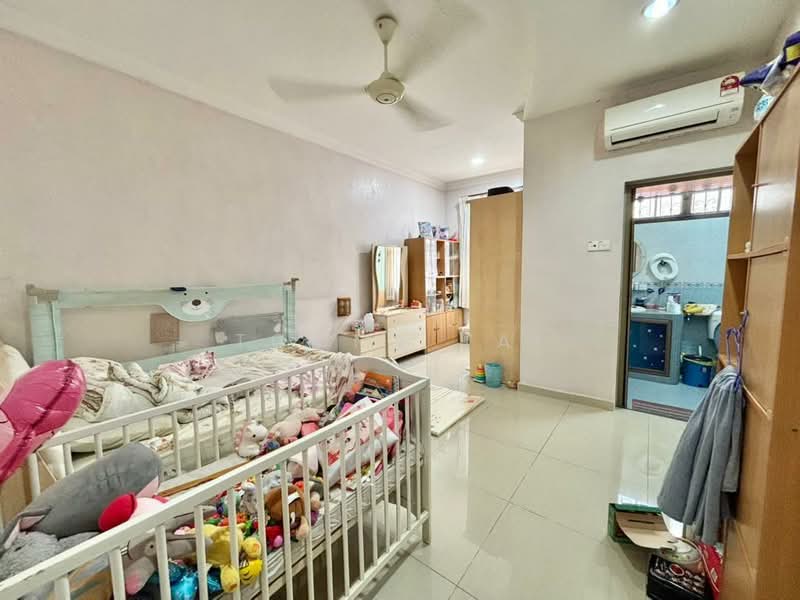 Rumah Teres 2 Tingkat untuk Dijual di Taman Desa Tebrau (Tebrau) - Tommy Tai - Bedroom - PropertyGuru.com.my