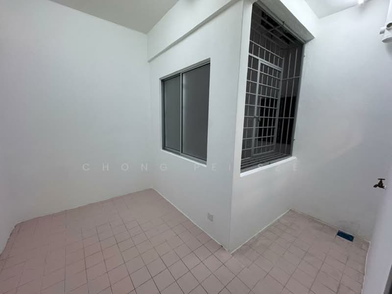 Apartment for Sale at Le Chateau 2 - Chong Pei Sze - Yard, can be converted to 3rd Room - PropertyGuru.com.my