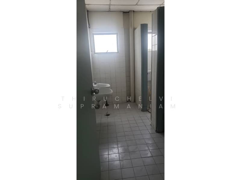 Kilang untuk Disewa di Kota Kemuning (Shah Alam) - Thiruchelvi Supramaniam - Bathroom - PropertyGuru.com.my