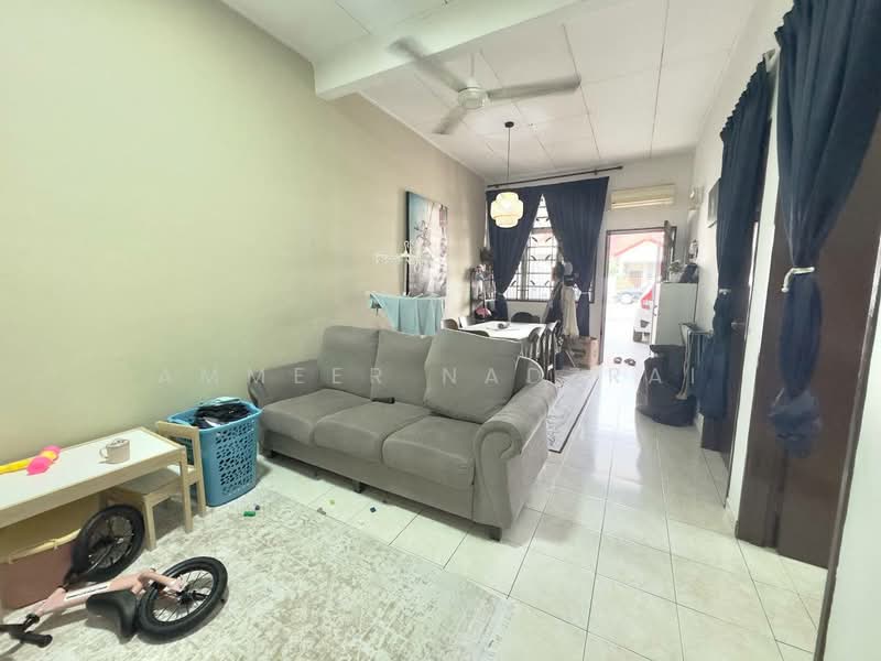 Rumah Teres 1 Tingkat untuk Dijual di Taman Dato Demang (Seri Kembangan) - Ammeer Nadzrai - Living Room - PropertyGuru.com.my