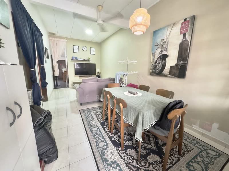 Rumah Teres 1 Tingkat untuk Dijual di Taman Dato Demang (Seri Kembangan) - Ammeer Nadzrai - Living Room - PropertyGuru.com.my