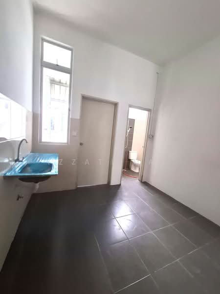 Rumah Teres untuk Dijual di Bandar Mahkota Banting (Tanjong Duabelas) - Izzati Mat - Kitchen - PropertyGuru.com.my