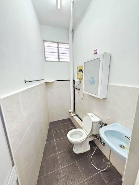 Apartment for Rent at Pangsapuri Delima - Edwin Ewe - Bathroom - PropertyGuru.com.my