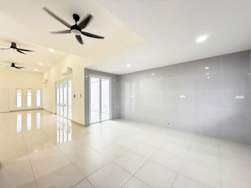 Rumah Berkembar untuk Dijual di Taman Ungku Tun Aminah (Skudai) - Constance Chan - Living Room - PropertyGuru.com.my