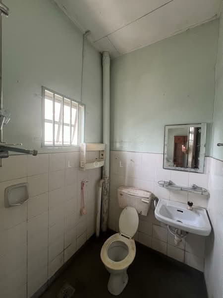 2-storey Terraced House for Sale in Taman Balakong Jaya (Balakong) - Leo Lim - Bathroom - PropertyGuru.com.my