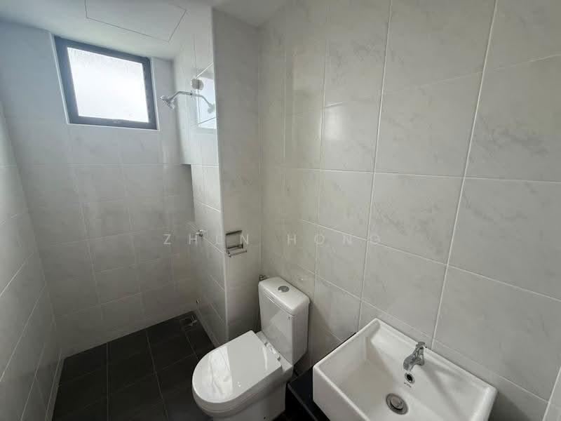 Rumah Bandar untuk Dijual di Bandar Cassia (Batu Kawan) - Zhen Hong - Bathroom - PropertyGuru.com.my