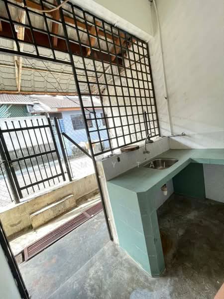1-storey Terraced House for Sale in Taman Molek (Johor Bahru) - Tommy Tai - Kitchen - PropertyGuru.com.my