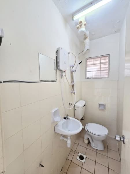 Pangsapuri untuk Disewa di saujana apartment - Perry Chai - Bathroom - PropertyGuru.com.my