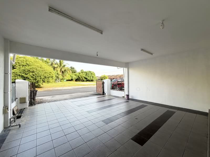 Rumah Teres 2 Tingkat untuk Dijual di Taman Kampar Perdana (Kampar) - Presley Chong - Car Porch - PropertyGuru.com.my