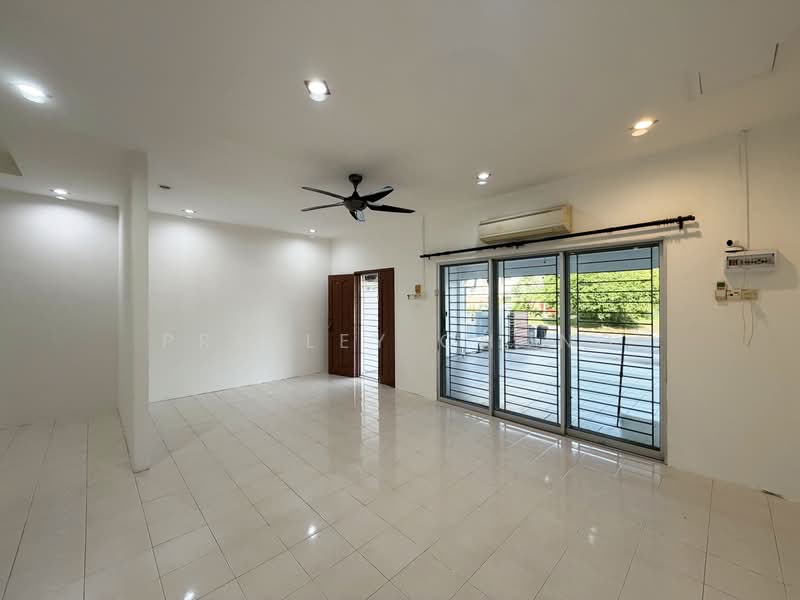 Rumah Teres 2 Tingkat untuk Dijual di Taman Kampar Perdana (Kampar) - Presley Chong - Living Room - PropertyGuru.com.my