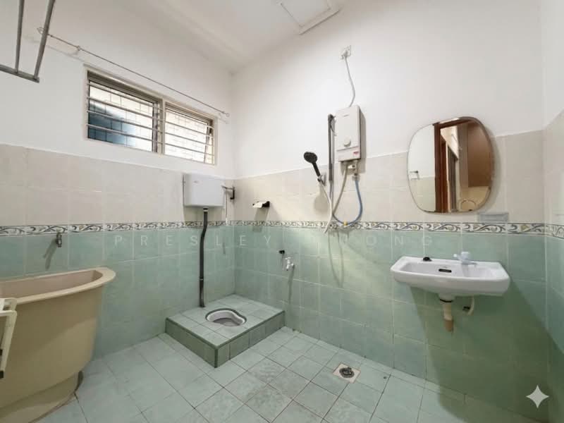 Rumah Teres 2 Tingkat untuk Dijual di Taman Kampar Perdana (Kampar) - Presley Chong - Bathroom 3 - PropertyGuru.com.my