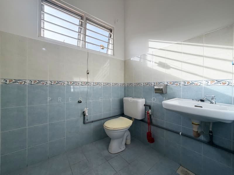 Rumah Teres 2 Tingkat untuk Dijual di Taman Kampar Perdana (Kampar) - Presley Chong - Bathroom 2 - PropertyGuru.com.my