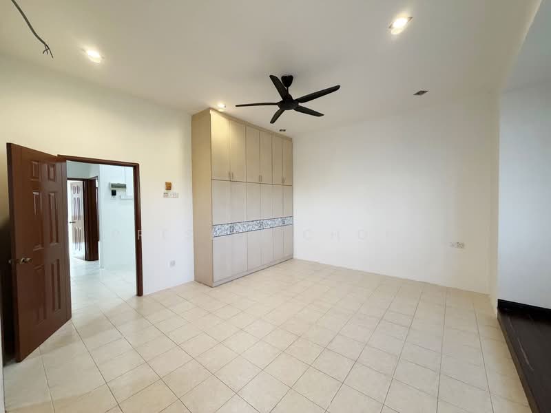 Rumah Teres 2 Tingkat untuk Dijual di Taman Kampar Perdana (Kampar) - Presley Chong - Master Bedroom - PropertyGuru.com.my