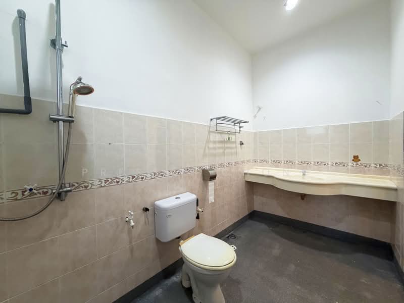 Rumah Teres 2 Tingkat untuk Dijual di Taman Kampar Perdana (Kampar) - Presley Chong - Master Bathroom - PropertyGuru.com.my