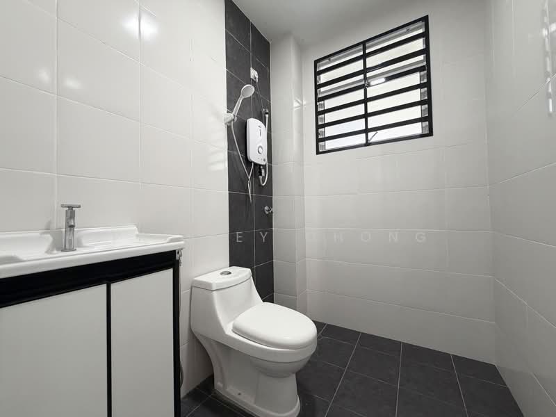 2-storey Terraced House for Sale in Kampar Putra (Kampar) - Presley Chong - Master Bathroom - PropertyGuru.com.my