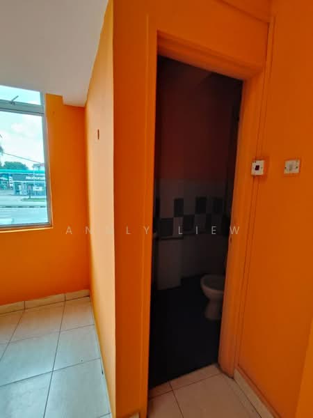 Shop / Office for Sale in Taman Bestari Indah (Ulu Tiram) - Annly Liew - Bathroom - PropertyGuru.com.my