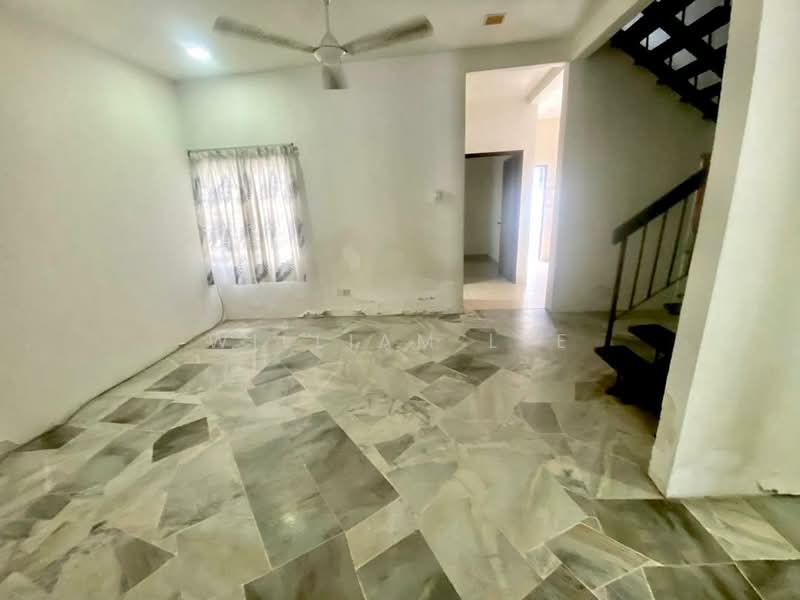 Rumah Teres untuk Dijual di Bandar Putra Permai (Seri Kembangan) - William Lee - Living Room - PropertyGuru.com.my