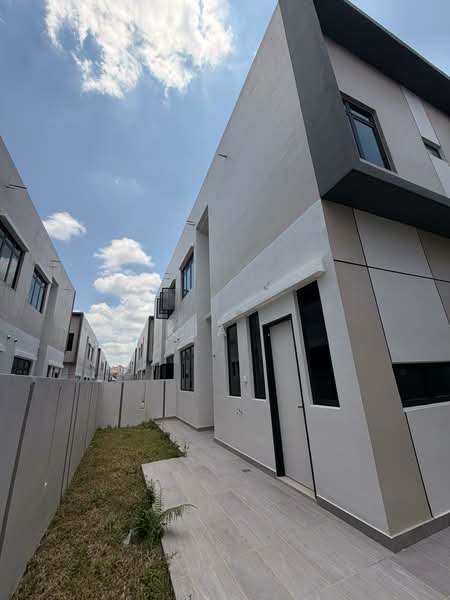 Rumah Berkembar untuk Dijual di Taman Sutera Utama (Skudai) - Kia . - PropertyGuru.com.my