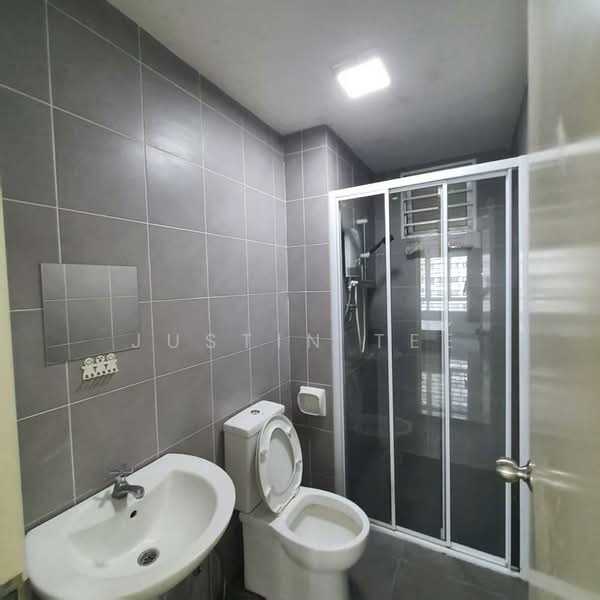 Servis Apartment untuk Dijual di Savanna Executive Suite @ Southville City - Justin Tee - Bathroom - PropertyGuru.com.my