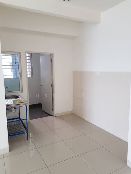 Servis Apartment untuk Dijual di Savanna Executive Suite @ Southville City - Justin Tee - Kitchen - PropertyGuru.com.my
