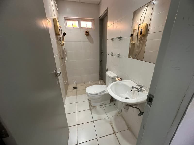 Kondominium untuk Dijual di The Wharf Residence - Ivy Chong - Bathroom - PropertyGuru.com.my