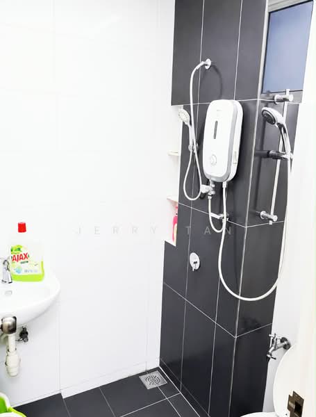 Kondominium untuk Disewa di The Clovers - Jerry Tan - Bathroom - PropertyGuru.com.my