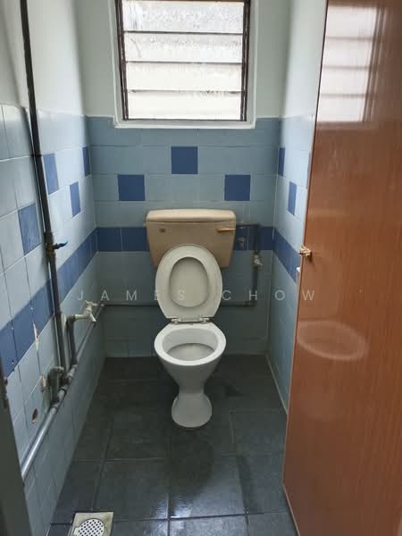 Shop for Sale in Kawasan Perniagaan Desa Ria (Balakong) - James Chow - Bathroom - PropertyGuru.com.my