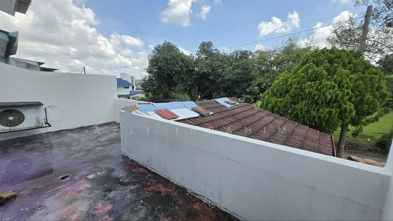 Rumah Teres 2 Tingkat untuk Dijual di Taman Hiew Piow (Semenyih) - Azli Ibrahim - Roof - PropertyGuru.com.my