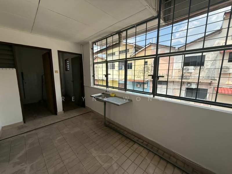 Shop / Office for Rent in Taman Johor Jaya (Johor Bahru) - Reyna Wong - Balcony - PropertyGuru.com.my