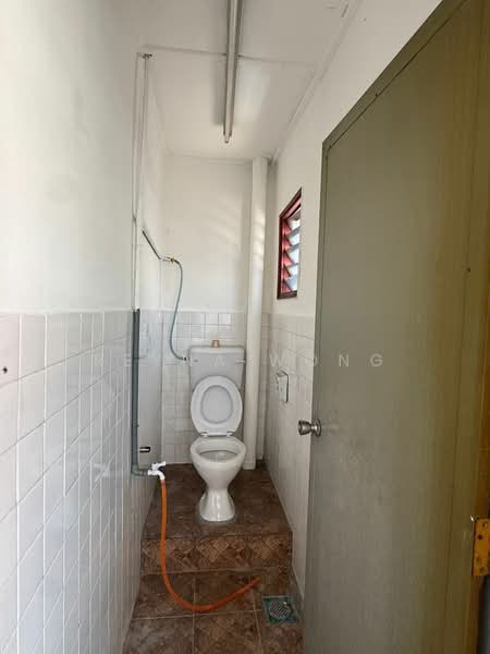 Shop / Office for Rent in Taman Johor Jaya (Johor Bahru) - Reyna Wong - Bathroom - PropertyGuru.com.my