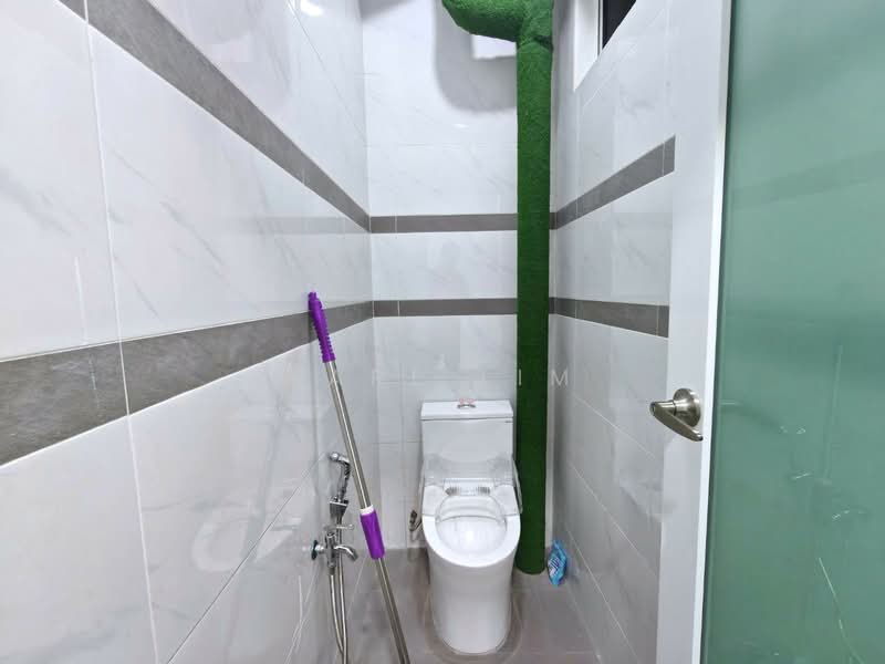Shop / Office for Sale in Taman Johor Jaya (Johor Bahru) - Karl Lim - Bathroom - PropertyGuru.com.my