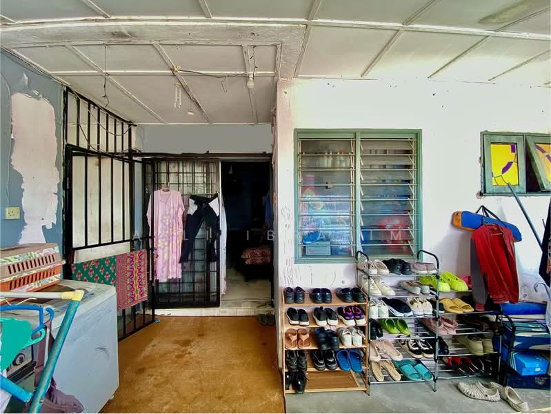 Rumah Bandar untuk Dijual di Taman Bukit Teratai (Ampang) - Azli Ibrahim - Entrance - PropertyGuru.com.my