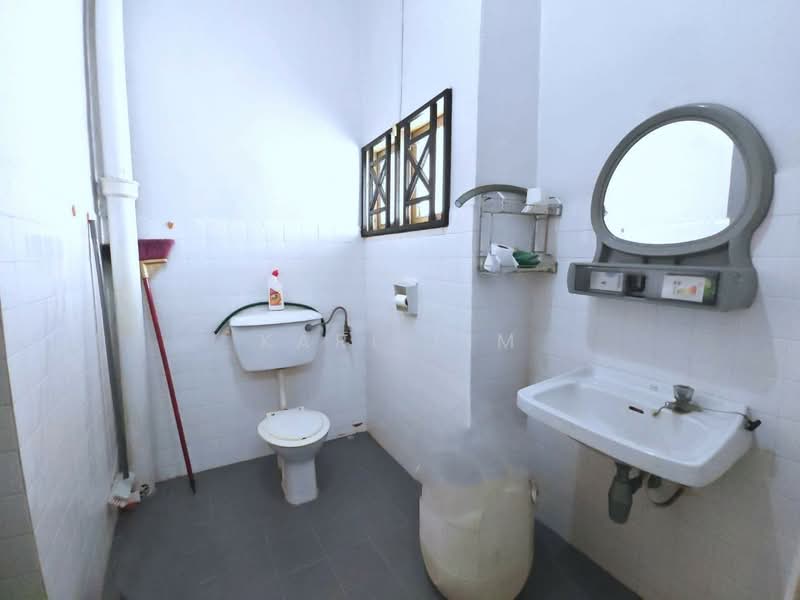 Rumah Teres 2 Tingkat untuk Dijual di Permas Jaya (Johor Bahru) - Karl Lim - Bathroom - PropertyGuru.com.my