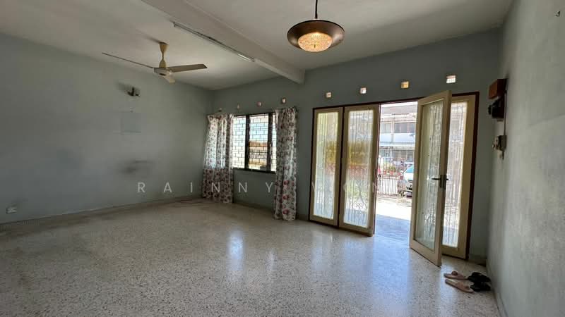 2-storey Terraced House for Rent in Tanjung Bungah (Penang) - Rainny Wong - Living Room - PropertyGuru.com.my